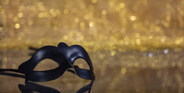 Carnaval Tijd Venetiaanse Zwart Masker Gouden Bokeh Achtergrond Reflections Kopie — Stockfoto