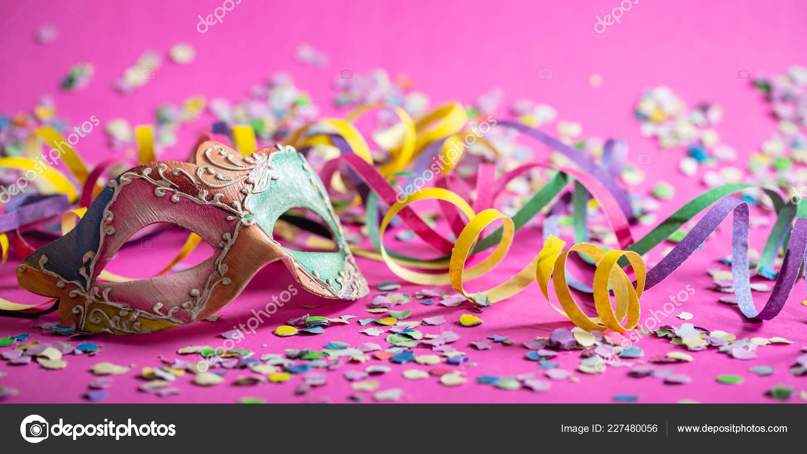 Fiesta Carnaval Máscara Colorida Serpentinas Confeti Sobre Fondo Rosa  Brillante — Foto editorial de stock © gioiak2 #227480056