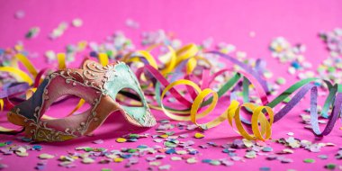 Karnaval parti. Renkli maske, flamalar ve konfeti parlak pembe arka plan üzerinde afiş