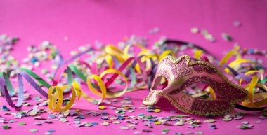 Karnaval parti. Pembe altın maske, flamalar ve konfeti parlak pembe arka plan üzerinde başlık sayfası