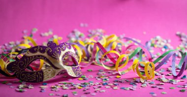 Karnaval parti. Mor Altın Maske, flamalar ve konfeti parlak pembe arka plan üzerinde başlık sayfası