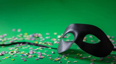 Karnaval parti. Venedik Maske ve yeşil zemin, kopya alanı üzerine konfeti