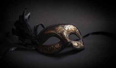 Karnaval zamanı. Tüyler siyah arka plan, kopya alanı ile Venedik Maske