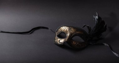 Karnaval zamanı. Tüyler siyah arka plan, afiş, kopya alanı ile Venedik Maske