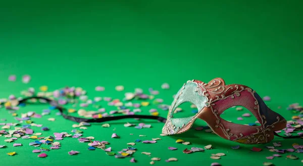 Fiesta Carnaval Máscara Veneciana Confeti Sobre Fondo Verde Espacio Para — Foto de Stock