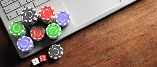 Poker chips en dobbelstenen op computer laptop, houten achtergrond, bovenaanzicht, kopieer ruimte. 3D illustratie — Stockfoto