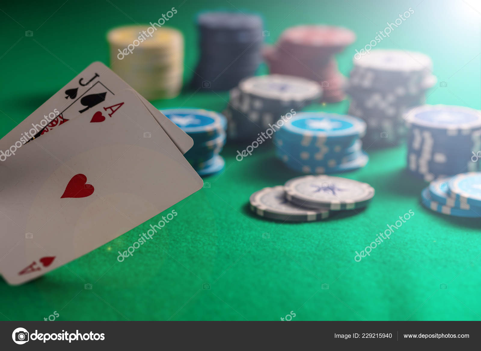 赌博的概念21点和扑克筹码上的绿色毛毡背景——图库图片© gioiak2 #229215940