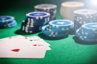 Casino, kumar kavramı. Dört as ve yeşil keçe zemin üzerine poker fişleri