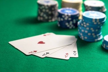 Casino, kumar kavramı. Dört as ve yeşil keçe zemin üzerine poker fişleri