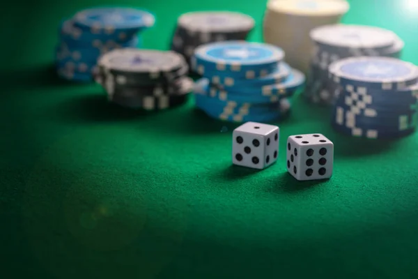 Casino Conceito Jogo Pilhas Fichas Poker Dados Fundo Feltro Verde — Fotografia de Stock