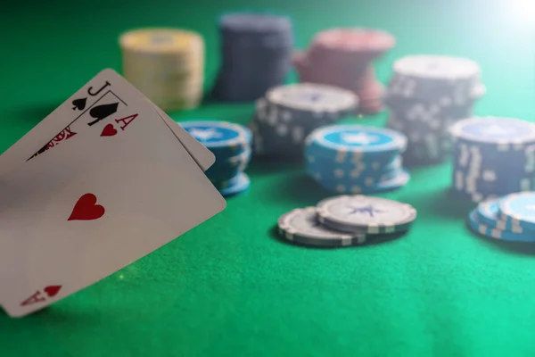 Casino Gokken Concept Blackjack Poker Chips Groene Vilt Achtergrond — Stockfoto