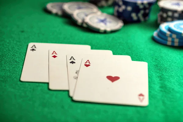Casino Conceito Jogo Quatro Ases Fichas Poker Fundo Feltro Verde — Fotografia de Stock