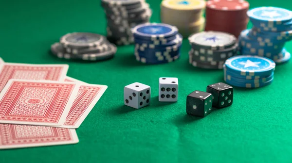 Casino Gokken Concept Poker Chips Stapels Speelkaarten Dobbelstenen Groene Vilt — Stockfoto