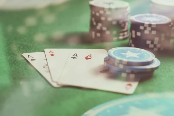 Casino Sázení Koncept Čtyři Esa Pokerové Žetony Zelené Cítil Abstraktní — Stock fotografie