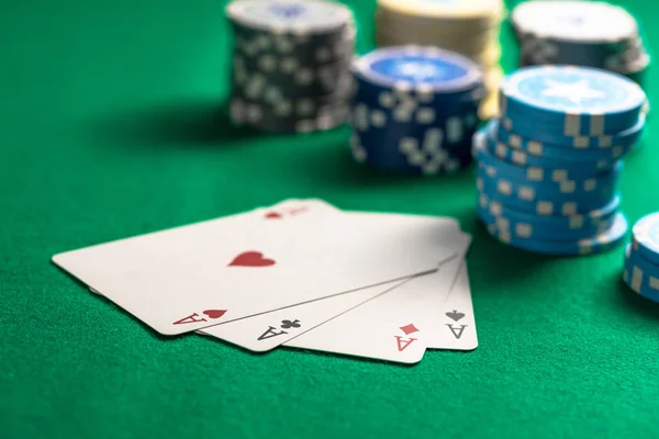 Casino Gokken Concept Vier Azen Poker Chips Groene Vilt Achtergrond — Stockfoto