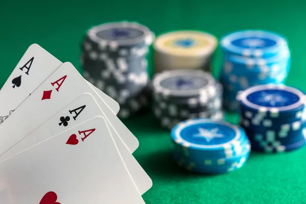 Casino Gokken Concept Vier Azen Poker Chips Groene Vilt Achtergrond — Stockfoto