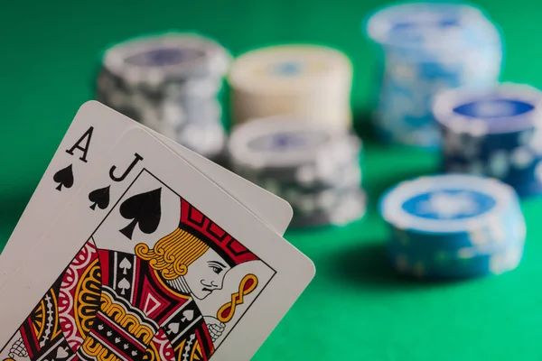 Casino Gokken Concept Blackjack Poker Chips Groene Vilt Vervagen Achtergrond — Stockfoto