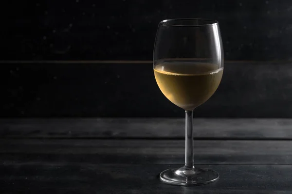 Degustação Vinhos Vidro Cristal Com Vinho Branco Fundo Escuro Madeira — Fotografia de Stock
