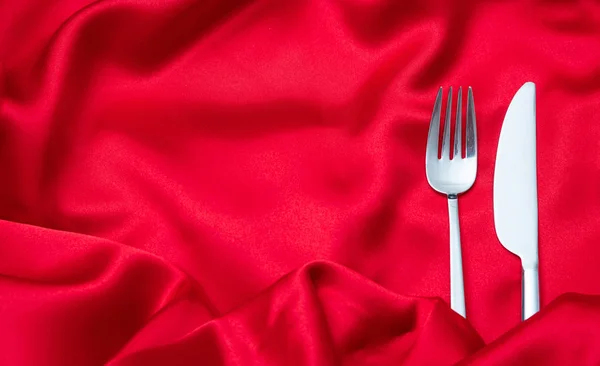 Valentin Napi Vacsora Asztal Teríték Evőeszközök Villa Kés Piros Szatén — Stock Fotó