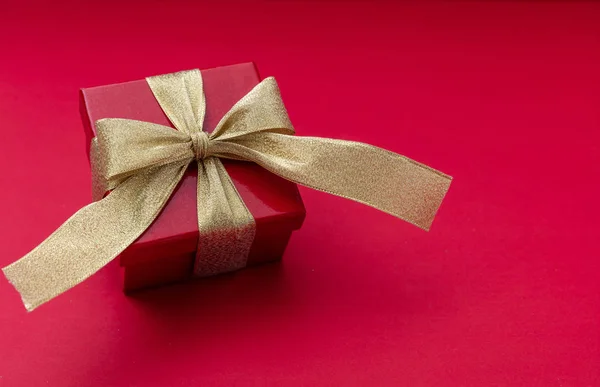 Caja Regalo Navidad San Valentín Regalo Rojo Con Cinta Oro — Foto de Stock