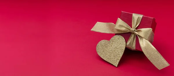 Valentines Day Love Gift Box Red Gift Shiny Gold Heart — Stock Photo, Image