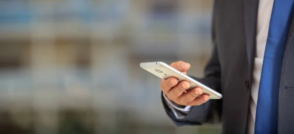 Hombre Sosteniendo Teléfono Joven Hombre Negocios Ropa Negocios Con Móvil —  Fotos de Stock