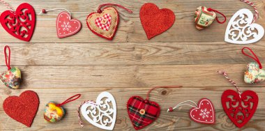 Sevgililer günü. Üstten görünüm ve düz ahşap arka plan, kopya alanı kalplerin çeşitli şekiller yatıyordu