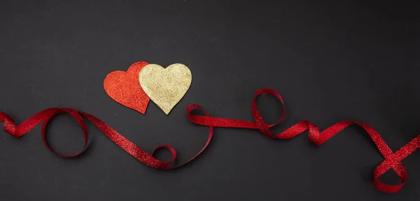 Dag Van Valentijnskaarten Bovenaanzicht Van Rode Gouden Hart Met Satijn — Stockfoto