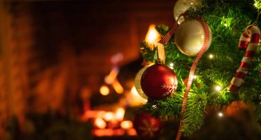 Noel zamanı, sıcak ev. Noel ağacı yakın bulanık yanan şömine özgeçmişlerine kopyalayın alanı