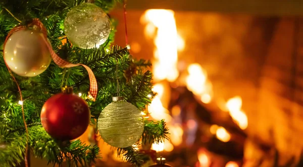 Tempo Natal Casa Quente Árvore Natal Perto Lareira Queima Borrada — Fotografia de Stock