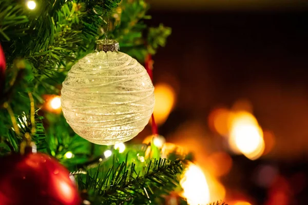 Χριστούγεννα Ζεστό Σπίτι Χριστουγεννιάτικο Δέντρο Κοντά Επάνω Θολή Φόντο Καίγοντας — Φωτογραφία Αρχείου