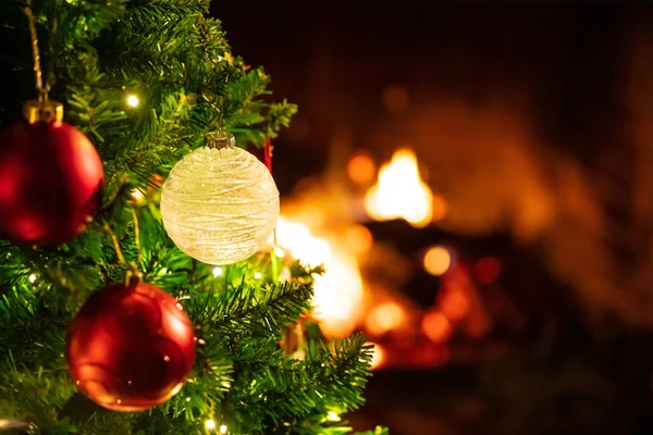 Tempo Natal Casa Quente Árvore Natal Perto Lareira Queima Borrada — Fotografia de Stock