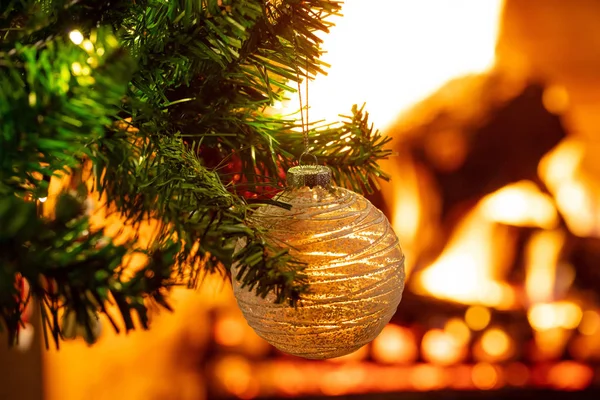 クリスマスの時期 暖かい家庭 すぐにクリスマス ツリーを燃える暖炉の背景をぼかし コピー スペース — ストック写真