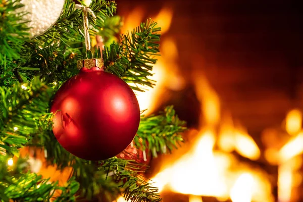 Tempo Natal Casa Quente Árvore Natal Perto Lareira Queima Borrada — Fotografia de Stock