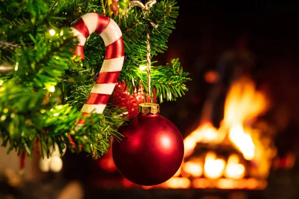 Tempo Natal Casa Quente Árvore Natal Perto Lareira Queima Borrada — Fotografia de Stock