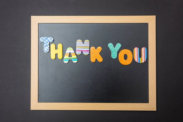 谢谢你 五颜六色的字母塑造字谢谢你在黑板上与木制框架 黑色墙的背景 — 图库照片