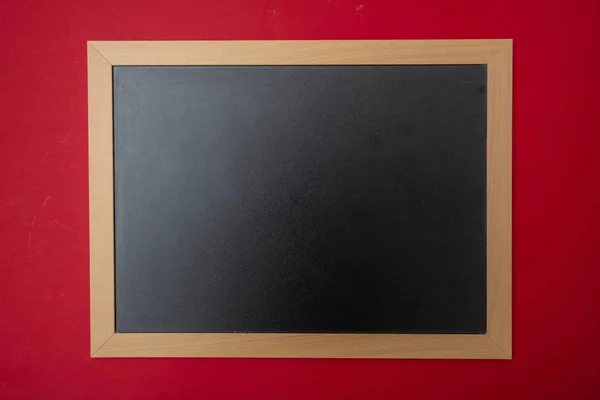 Chalkboard Vazio Branco Preto Com Moldura Madeira Fundo Parede Vermelha — Fotografia de Stock