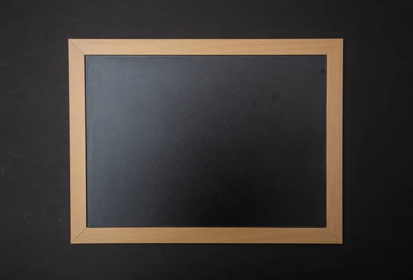 Chalkboard Vazio Branco Preto Com Moldura Madeira Fundo Parede Preta — Fotografia de Stock