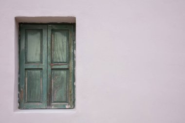Eski yıpranmış pencere kapalı, boyalı duvar zemin üzerine yeşil ahşap kepenkleri ile moda. Geleneksel ev cephe, eski şehir Plaka, Atina Yunanistan