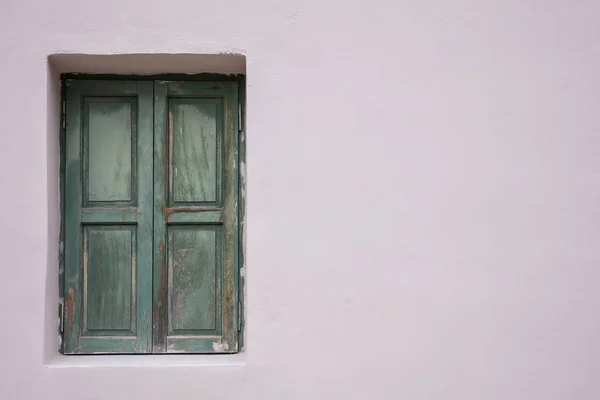 Vieille Fenêtre Usée Avec Volets Verts Bois Fermée Sur Fond — Photo