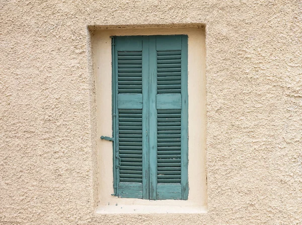 Старомодное Изношенное Окно Зелеными Деревянными Ставнями Закрытое Оштукатуренном Фоне Стены — стоковое фото