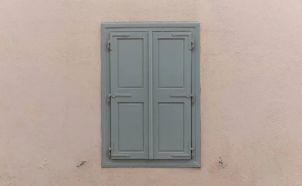 Starym Stylu Okna Szarego Drewniane Okiennice Zamknięta Tle Ściany Malowane — Zdjęcie stockowe