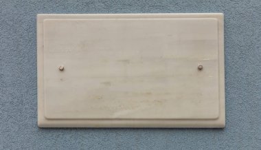 Boş boş mermer sokak tabelası bir mavi renk sıvalı duvar, kopya alanı. Eski Şehir Plaka, Atina, Yunanistan