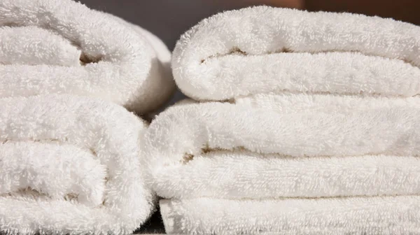 Ręczniki Kąpielowe Stos Tło Białe Ręczniki Składane Zbliżenie Widokiem Szczegóły — Zdjęcie stockowe