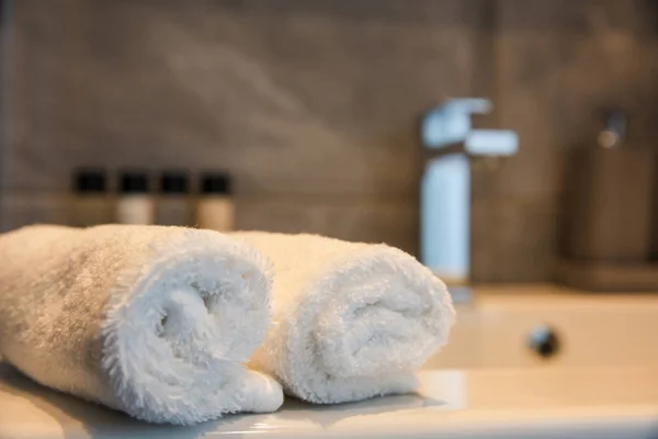 Εσωτερικό Μπάνιο Θάμπωμα Νεροχύτη Και Λευκό Roll Ups Των Πετσετών — Φωτογραφία Αρχείου