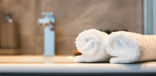 Εσωτερικό Μπάνιο Θάμπωμα Νεροχύτη Και Λευκό Roll Ups Των Πετσετών — Φωτογραφία Αρχείου