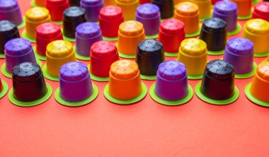 Kahve kapsül compostable. Renkli espresso Pod, çevre dostu, alüminyum turuncu renk arka plan üzerinde yeşil halka ile ücretsiz