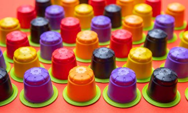 Kahve kapsül compostable. Renkli espresso Pod, çevre dostu, alüminyum turuncu renk arka plan üzerinde yeşil halka ile ücretsiz