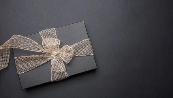 Regalo Navidad Caja Regalo Negra Con Cinta Brillante Sobre Fondo —  Fotos de Stock