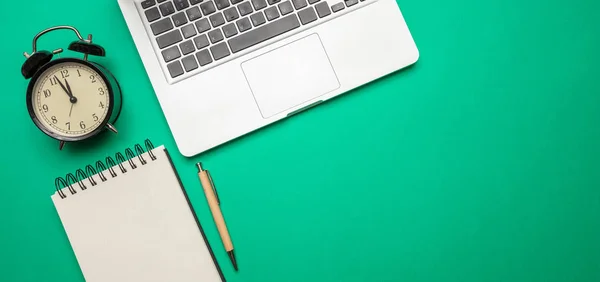 Zeitmanagement Konzept Computer Laptop Und Wecker Auf Grünem Schreibtisch Draufsicht — Stockfoto